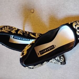 Alice + Olivia Black and Gold Heels with Elegant Design